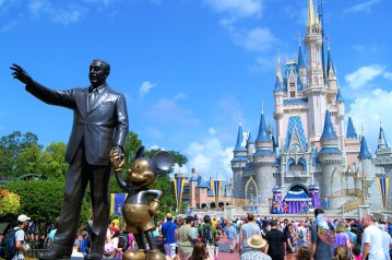 Schloss und Walt Disney mit Mickey.JPG